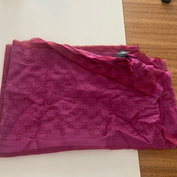 Authentic pink gucci scarf - Picture 1 of 4